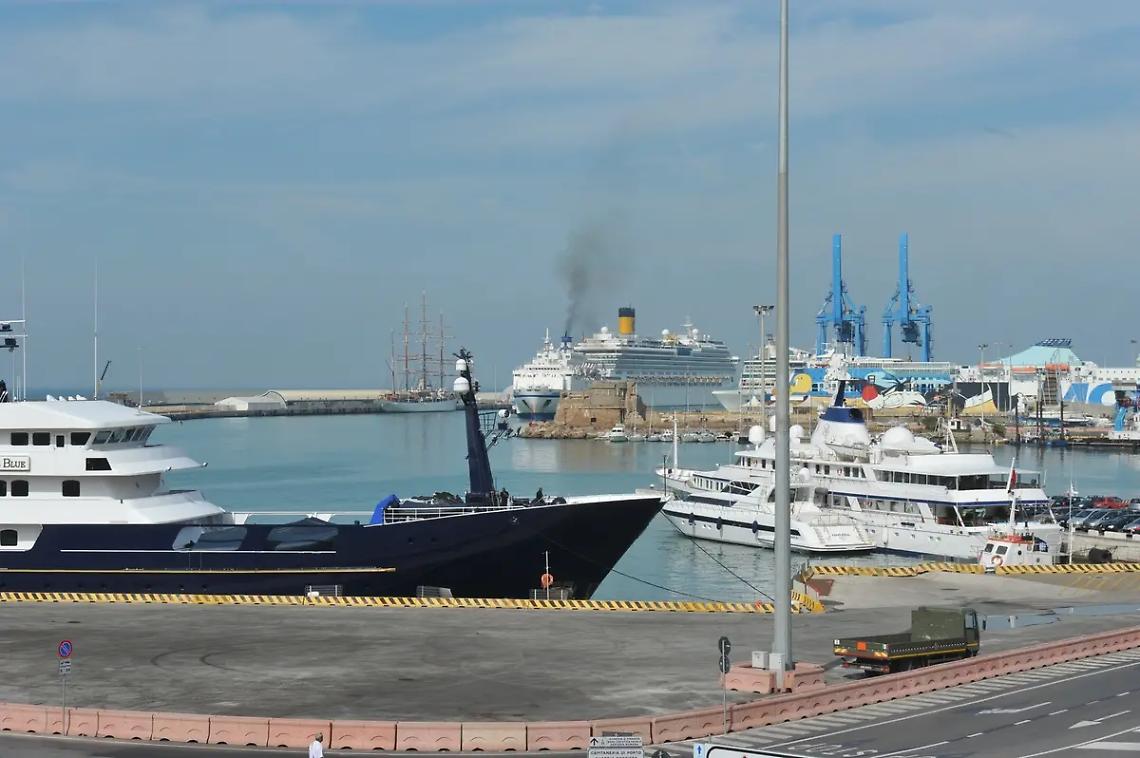 Latrofa: &laquo;Massima attenzione e ascolto verso chi ogni giorno lavora in porto&raquo;