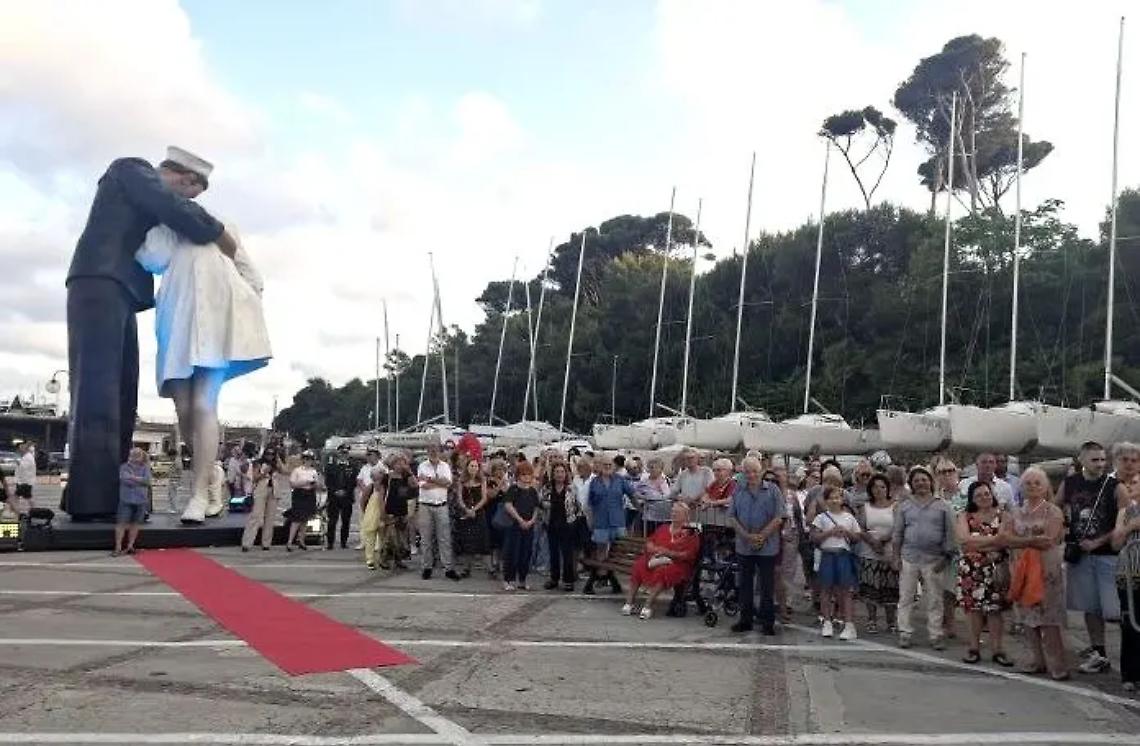 Il &ldquo;bacio solitario&rdquo;: cronaca di un flop annunciato al porto di Santa Marinella
