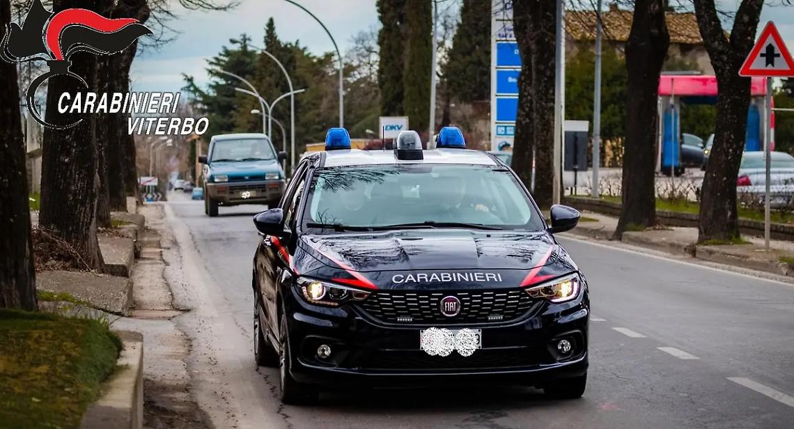 Ruba alcolici da un supermercato e, braccato dai carabinieri, li abbandona in un bar