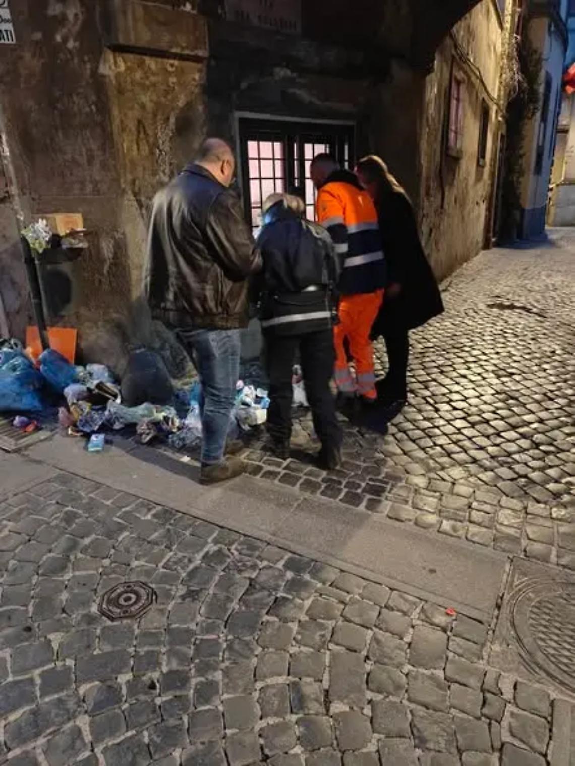 Viterbo: rifiuti abbandonati in via del Collegio, multati in tre