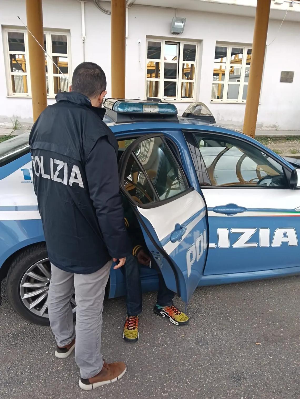 Viterbo: espulso si nasconde in un magazzino, la polizia lo scopre
