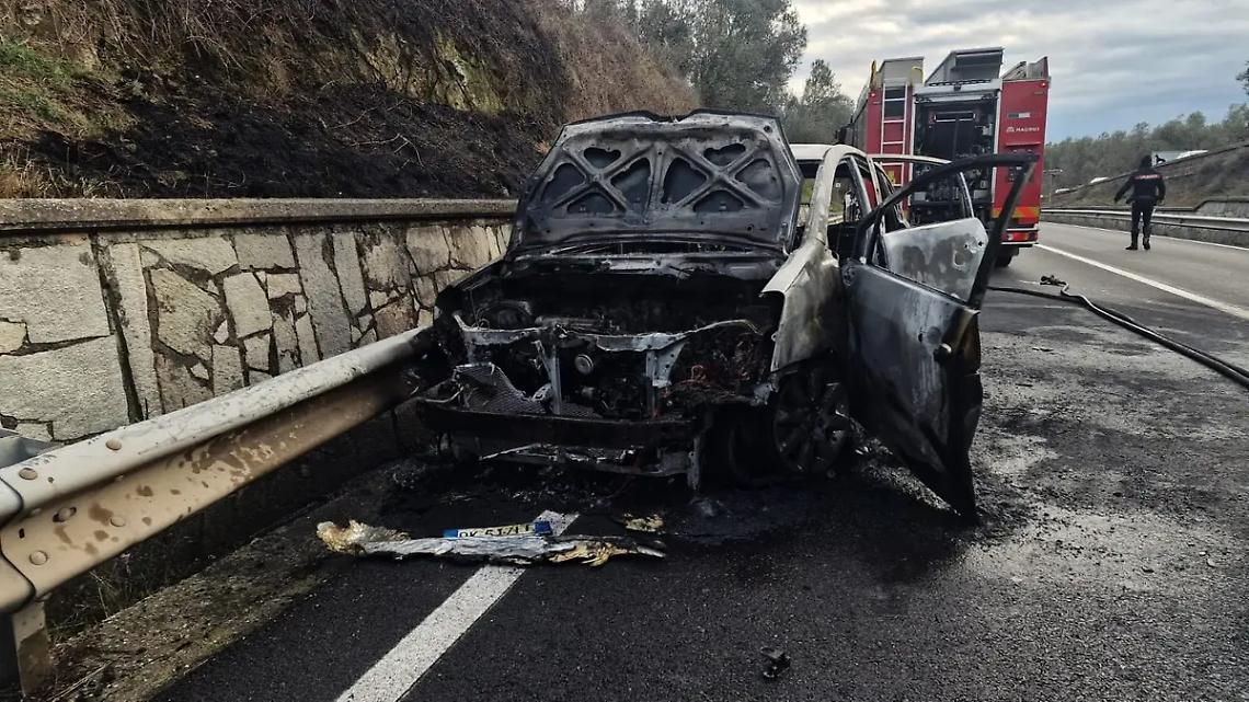 Viterbo: Auto in fiamme sulla Cassia sud, traffico in tilt