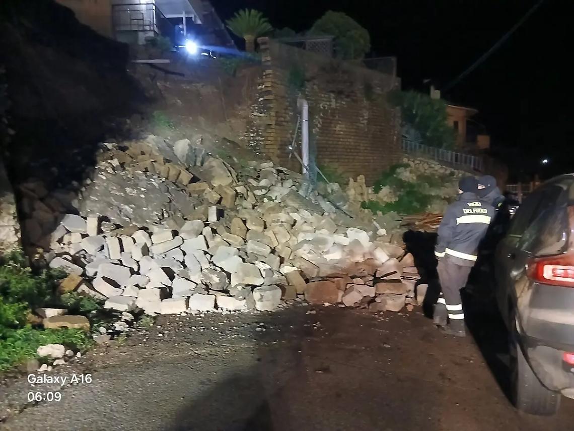 Tarquinia: crolla un muro di contenimento