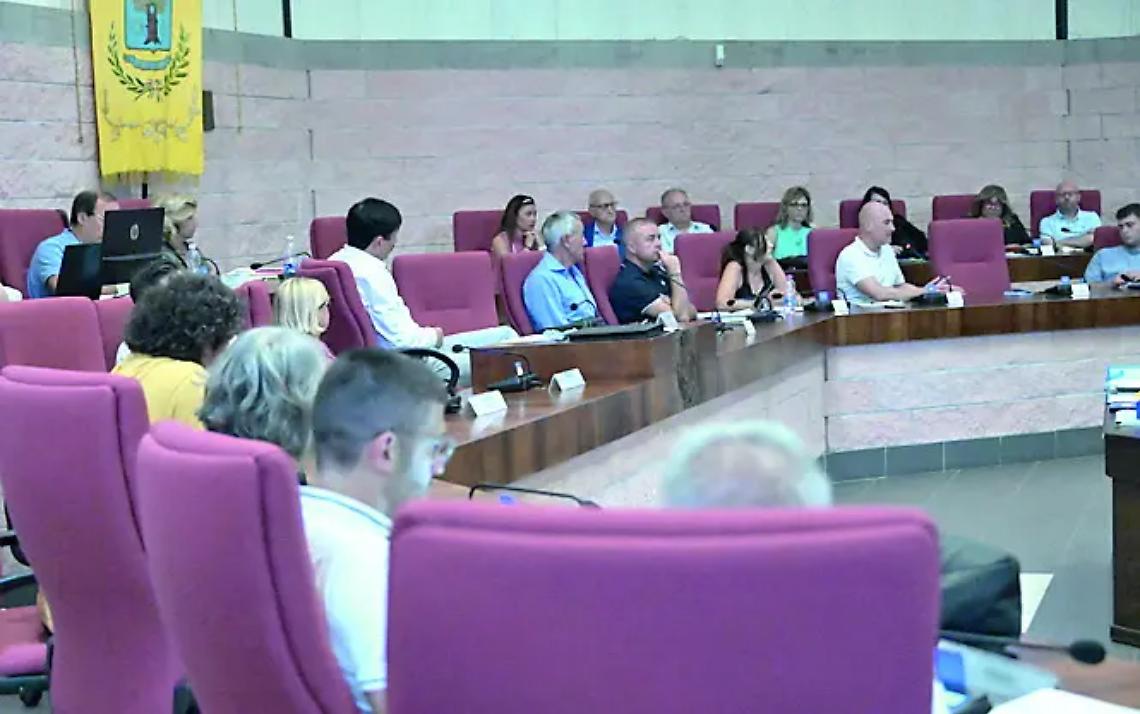 Femminicidio, la mozione divide la politica