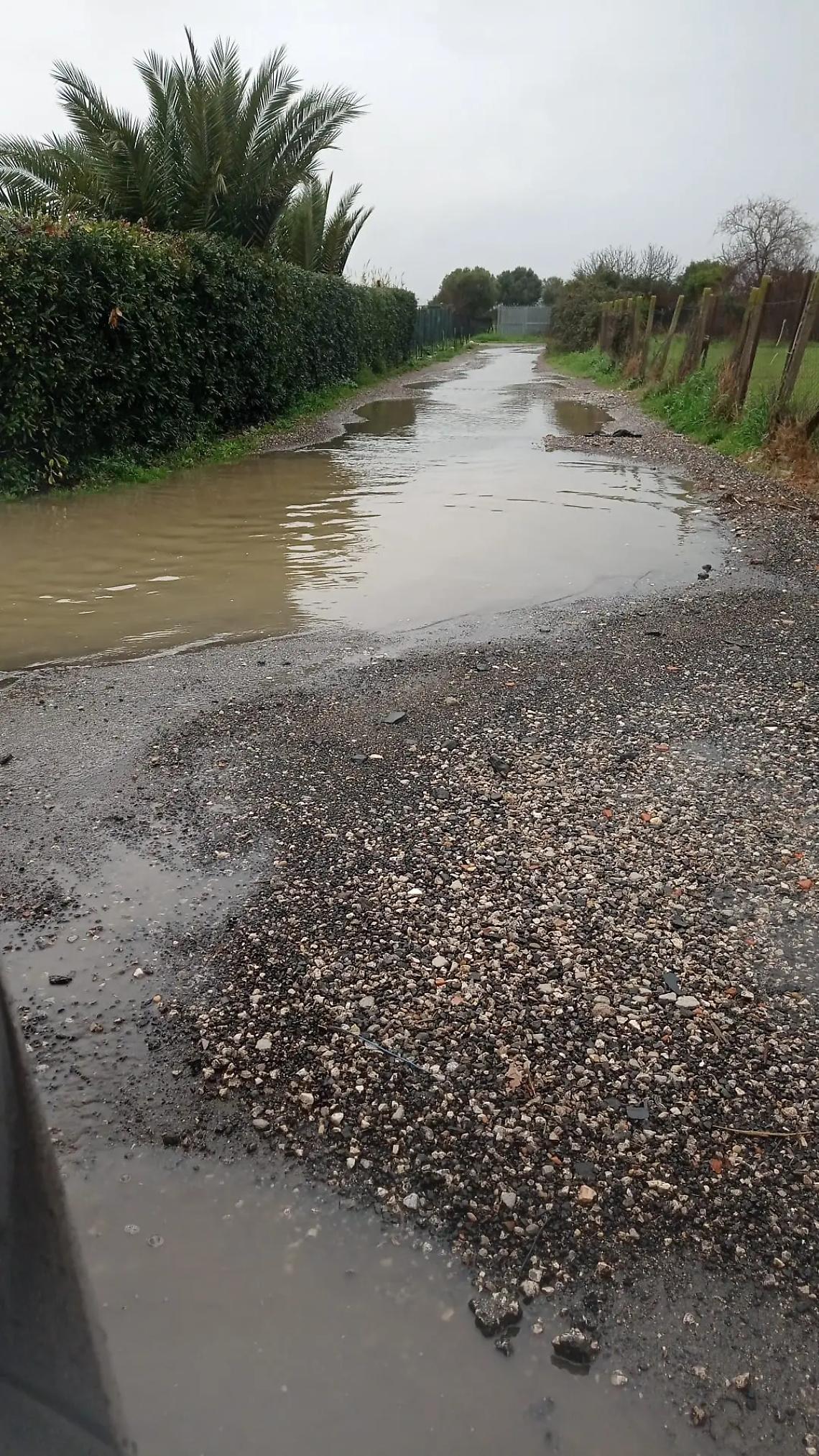&laquo;Costretti a vivere ogni giorno tra buche fango e rifiuti&raquo;