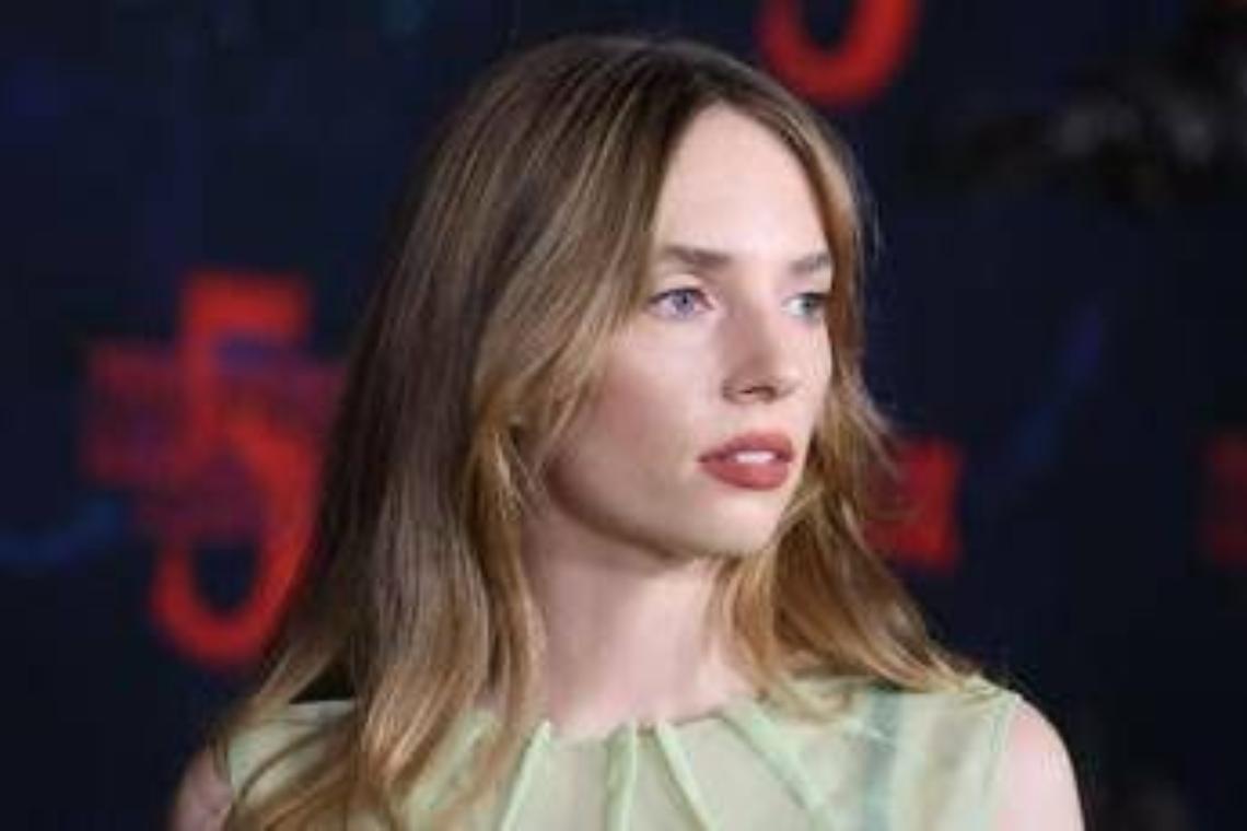 Maya Hawke si &egrave; sposata, alla cerimonia i colleghi di 'Stranger Things' - Le immagini