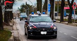 Ruba alcolici da un supermercato e, braccato dai carabinieri, li abbandona in un bar