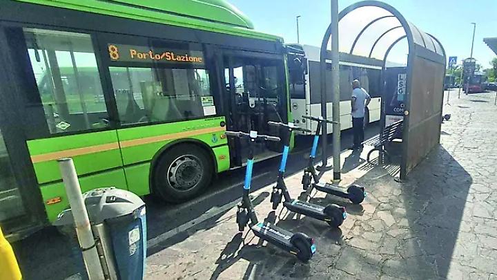 Monopattini selvaggi e mastelli al sole