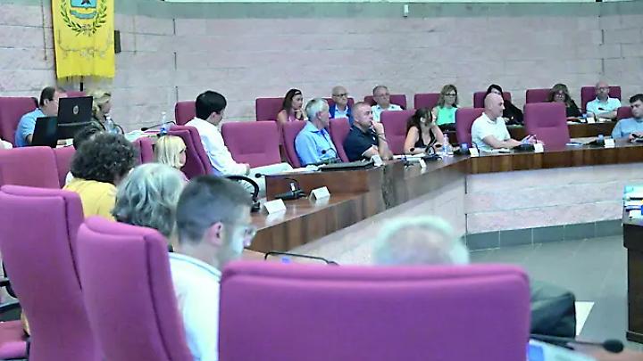 Femminicidio, la mozione divide la politica