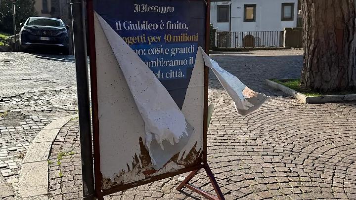 Nuovo atto vandalico contro i manifesti di Giorgia Meloni, FdI: &laquo;Intollerabile, pericolosa deriva di odio politico&raquo;