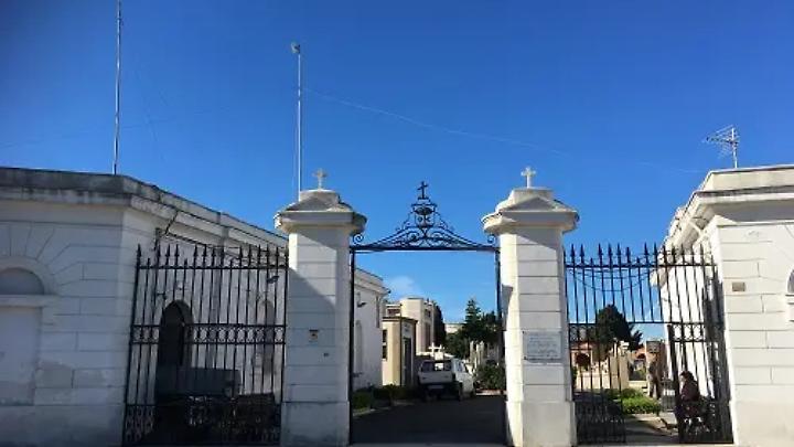 Ventotto bare in attesa di sepoltura nei due cimiteri