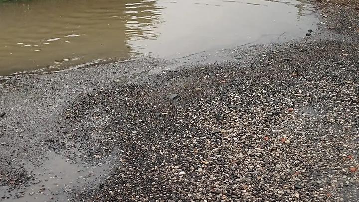 &laquo;Costretti a vivere ogni giorno tra buche fango e rifiuti&raquo;