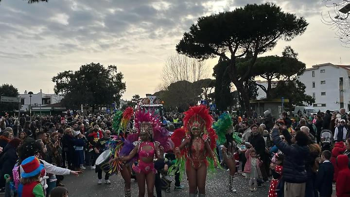 Carnevale, tutto rinviato al 14 febbraio