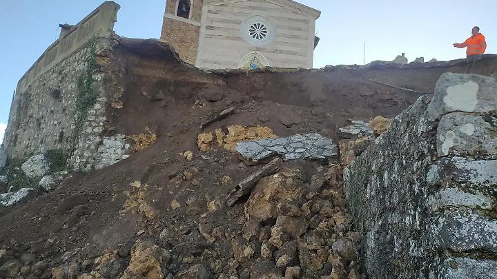 Crolla parte della balaustra alla Rocca, area interdetta &ndash; Fotogallery